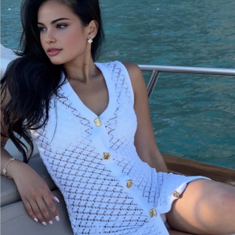 Commense Elegant White Cutout Button V-Neck Swim Cover-Up